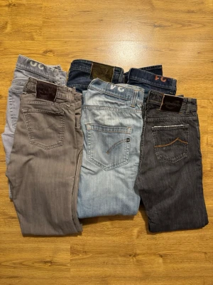 Bulk på jacob cohën och dondup  - Jag erbjuder ett urval av Jacob Cohën och Dondup jeans till försäljning, riktade till både resell och dig som söker högkvalitativa jeans till ett förmånligt pris. Jacob Cohën-jeansen är modellen 688.  Dondup-jeansen inkluderar ett par Ritchie och ett par George, medan modellbeteckningarna på de övriga jeansen för närvarande är okända. För ytterligare information finns jeansen tillgängliga på Plick.  Tveka inte att kontakta mig vid eventuella frågor.