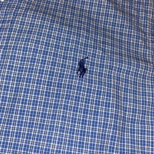 Blårutig skjorta från Polo Ralph Lauren - Klassisk blårutig skjorta från Polo Ralph Lauren med button-down krage och broderad logga på bröstet. Skjortan har vita knappar och är tillverkad i mjuk bomull. Perfekt för en stilren och avslappnad look. Alltid här för att svara på frågor eller diskutera priset! 