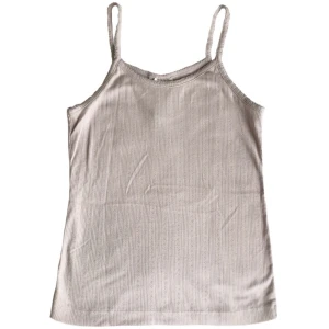 Mönstrad topp/ linne/ pointelle, y2k/ cyber/ alt/ coquette/ 2000tal/ 90tal/ 60tal/ 70tal - Supersöt hålmönstrad topp! Den är rosa/lila/grå-aktig i färgen, (obs! Tråden på baksidan är lite repad, se sista bild)