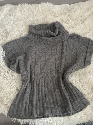 Stickad tröja med glitter detalj  - Super fin stickad tröja, bredare armar, kan bäras off shoulder, glitter detaljer.