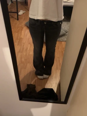 Mörkgrå bootcut jeans - Säljer ett par mörkgrå lowaist bootcut jeans. 