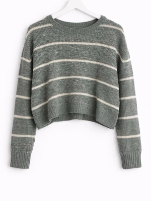 Grönvit randig stickad tröja S - Mysig stickad tröja i grönt med vita horisontella ränder. Croppad modell med rund halsringning och långa ärmar. Materialet är 52% akryl, 27% polyamid, 11% polyester och 7% ull, vilket gör den både mjuk och stretchig.