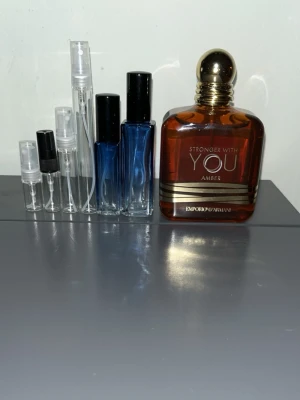 Emporio Armani Stronger With you amber parfym sample 1ml/2ml/3ml/5ml/10ml/20ml - Stronger With you amber parfym sample 1ml/2ml/3ml/5ml/10ml/20ml. Priser: 1ml=20kr 2ml=40kr 3ml=60kr 5ml=99kr 10ml=180kr 20ml=350kr