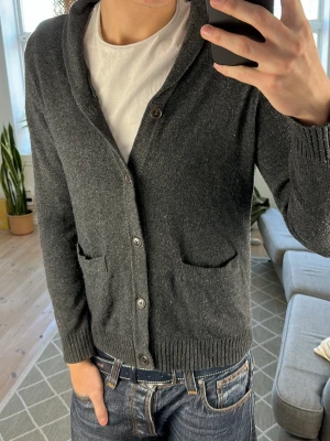 Stickad cardigan grå - Trendig och snygg! Mått: A:48 B:43 C:40 D:63 (cm) Skriv vid fundering 😇✌️