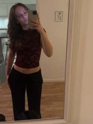 Vinröd spetsblus från Gina Tricot - Snygg vinröd spetstopp från gina. Den har korta ärmar och ett blommigt spetsmönster som ger en romantisk vibe. Perfekt till festliga tillfällen, går både att styla upp och ner.