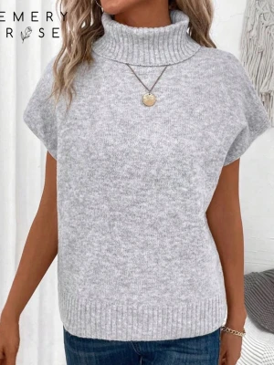 Ljusgrå stickad väst med polokrage - Säljer en ljusgrå stickad väst med hög polokrage och ribbade kanter. Västen är ärmlös och har en avslappnad passform, perfekt att bära över en skjorta eller långärmad tröja. Materialet känns mjukt och mysigt. Köpt från SHEIN, använts en gång🩶