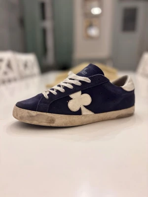 Marinblå the gallerist skor - Ett par mörkblå thegallerist skor. De är i mycket bra skick men utan tillbehör därav pris… tveka inte på att höra av dig vid minsta lilla fundering!