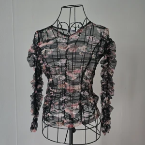 Fin sommarblus – lätt transparent - En vacker och feminin blus i tunn, mjuk kvalitet. Lite genomskinlig, vilket ger en snygg och somrig look (perfekt med topp under om man vill). Smala, stretchiga ärmar som sitter fint och bekvämt. Ett riktigt fint plagg för varma dagar ✨ 