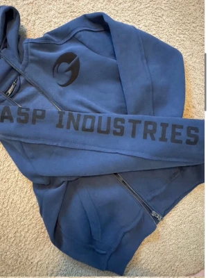 Blå hoodie från Gasp Industries - En riktigt snygg gasp hoddie alltså en pro gasp hood denna tröjan är nästan helt ny då jag andvönt den väldigt få gånger. Med denna hoodie kommer du få blickar vart du än går