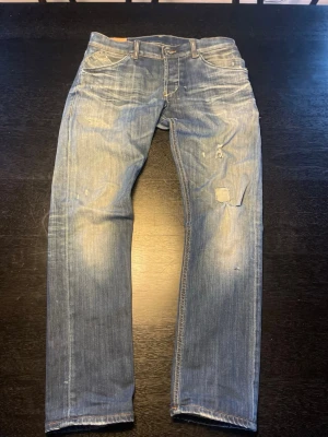 Ljusblå dondup jeans  - Ljusblåa jeans från dondup med lätta slitningar, storlek 29/30. Längd - 100cm 