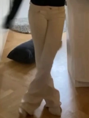 Vita bootcut jeans med låg midja - Säljer ett par perfekta vita lågmidjade bootcut jeans då dem tyvärr är lite för långa för mig💗 