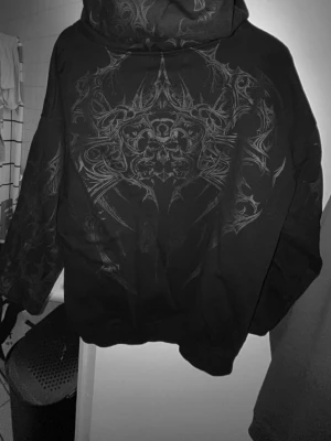 Breathdivinity deathwing oversize hoodie - Säljer en luvtröja från breathdivinity i utmärkt skick. Kvitto finns. 