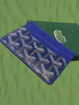 Blå korthållare i läder - Snygg blå korthållare med ett klassiskt mönster i vitt och beige. Tillverkad i exklusivt läder med flera fack för kort. Perfekt accessoar för dig som vill ha något både stilrent och unikt. Pris kan diskuteras vid snabb affär! Kolla gärna om min profil för annat!