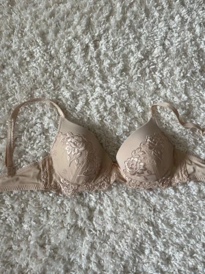 Bh spets push-up - Supersöt beige bh med lite push-up💞 Köptes på Sellpy och har inga lappar med varken märke eller storlek men skulle tippa på 70/75 C/D 😊 