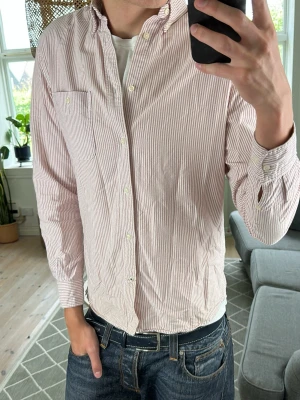 Skjorta rosa randig  - Super super snygg skjorta perfekt nu under sommaren! Mått: A: 46 B: 46 C: 42 D:58 (cm) Skriv vid fundering 😇🙌