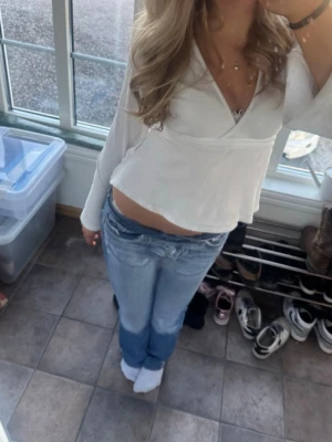 Blåa Bootcut BASIX jeans - Säljer ett par snygga bootcut jeans. Storleken är i M men dom är väldigt snygga att vika ner och jag använder vanligtvis S och de passar mig💕 Använt dessa jeans väldigt få gånger och är i mycket bra skick🥳