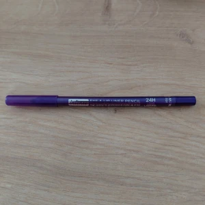 Eye&Lip Liner, lila - Intense Eye & Lip Liner Pencil 24H. En mångsidig penna som kan användas för både ögon och läppar. Färgen är lila. Oanvänd.