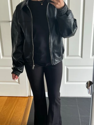 Helt ny skinnjacka!! - Helt ny skinnjacka från Bershka!😍 Nypris 499 kr.
