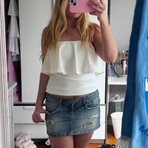 Vit bandeau topp med volang - Jättefin vit bandeau topp med volang!🥹💕💕 helt ny med prislapp. Storlek M och från H&M. Originalpris är 299 kr.