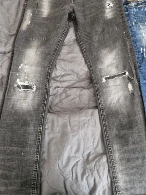 Supply & Demand - Säljer ett par grå/svarta supply & demand jeans mdd revor för att dem används inge längre därför att dem är lite stora på mig. Passar oftast alla längder men bäst 160-170+cm