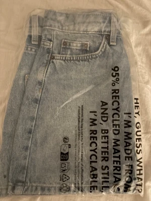 Ljusblå jeanskjol  från Topshop - Säljer en  jeanskjol från Topshop i klassisk femficksmodell. Kjolen är tillverkade av denim med 95% återvunnet material. Perfekta för en avslappnad och trendig look.