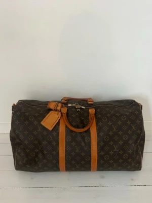 Louis Vuitton keepall 55 - Köpt från vestaire collective (kvitto kan visas privat). Mycket bra skick. Allting på bilderna medföljer. 