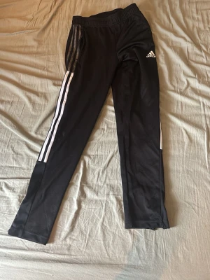 Svarta Adidas byxor - Storlek 158-164