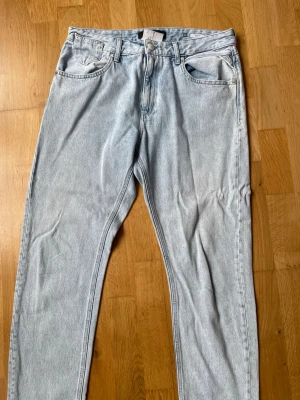 Ljusblå raka jeans från Replay - Snygga ljusblå jeans från Replay med klassisk femficksmodell och raka ben. Jeansen har dragkedjegylf och är tillverkade i mjuk denim. Perfekta för en avslappnad och trendig look.