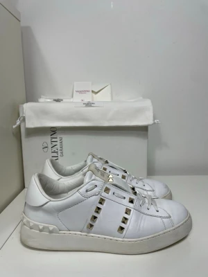 Valentino Rockstud Skor  - Säljer nu dessa Valentino Rockstud Skor med ett nypris på 7 700 kr!, skriv för fler bilder/frågor🙌🏼 