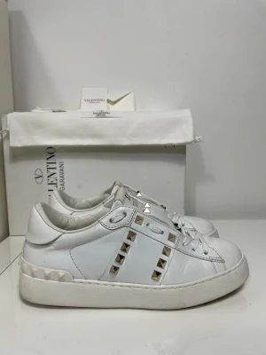 Valentino Rockstud Skor  - Säljer nu dessa Valentino Rockstud Skor med ett nypris på 7 700 kr!, skriv för fler bilder/frågor🙌🏼 