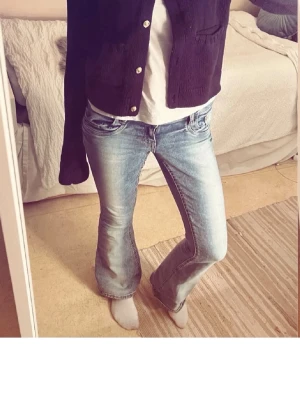 Ljusblå bootcut jeans - Säljer ett par ljusblå bootcut jeans med slitningar och klassisk femficksmodell. Jeansen har låg midja och är tillverkade i denim med snygg tvätt. Perfekta för en avslappnad och trendig look. #stockholmstyle #stockholmsstil #trendiga #kvargjeans #ginatricot #ginayoung #ginayoungteencollection