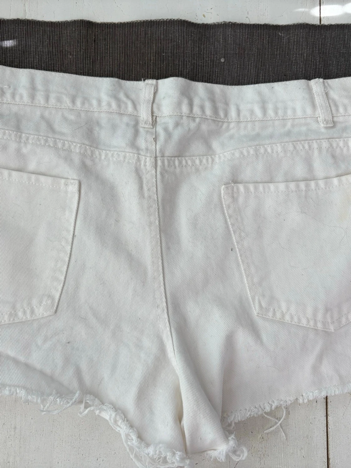 Vita jeansshorts med slitningar - 1