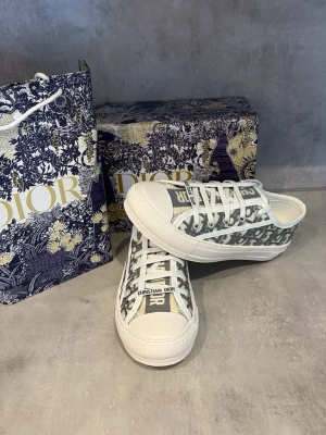 Dior skor - Jättefina dior skor i sitt bästa skick!!! Storlek 38, skriv vid frågor/funderingar ❤️❤️