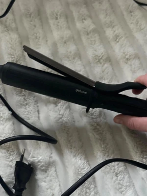 GHD soft curl - Jag säljer min GHD soft curl som jag köpte för några månader sen, då den inte kommer till användning längre 😊märks inte alls att den är använd. Sladden är jättelång, vilket är superbra om man inte har uttag nära sin spegel. Har tyvärr inte kvar lådan den kom i. De billigaste jag hittar den för är 1971kr som ny, alltså säljer jag den väldigt billigt. Den värms upp på typ 10 sekunder. Älskar att den har en ”klamp” eller vad det heter 😊Hör av dig vid frågor! ❤️går att pruta 