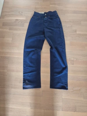 Replay Jeans - Säljer dessa jeans från märket "Replay"|Färg Marinblå|Regular|W28|L30|Inga defekter!|Sommarstil|Grish|Perfekt till sommaren med en fet skjorta|Skick 9/10💪|Om du har några frågor eller funderingar skriv till mig!👍