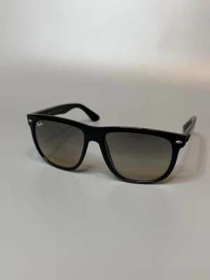 Rayban Boyfreind Solglasögon  - ‼️VI TAR EJ BYTEN‼️ Ray-Ban Boyfreind 41747  | Skick: 9/10 | Storlek 56/15 | Fraktar inom 24H efter köp på köparens bekostnad 📦💨 | Hör av dig vid minsta fråga eller fundering 