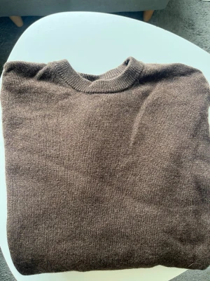 Brun stickad tröja från Jack & Jones  - Tja, säljer en snygg tröja från Jack & Jones. Storlek S men kan även passa M och är i bra skick (lite nopprig vid armarna). Skriv till mig vid minsta fundering. Mvh Marius