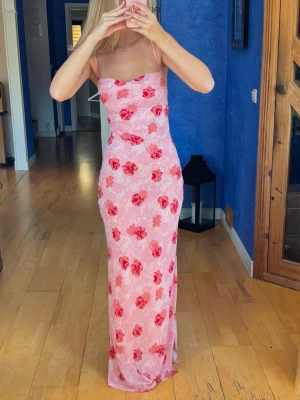 Adoore klänning  - Långklänning från adoore i modell Verona, den har knyt i ryggen som justerar byst och axlar och även en mindre slits nertill vid ena benet. Använd 2 gånger! 💞