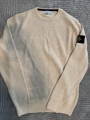 Stine Island tröja - Beige Stone Island tröja i storleken S. Den är aldrig använd tidigare för att den är för liten. Meddela gärna om du är intresserad 