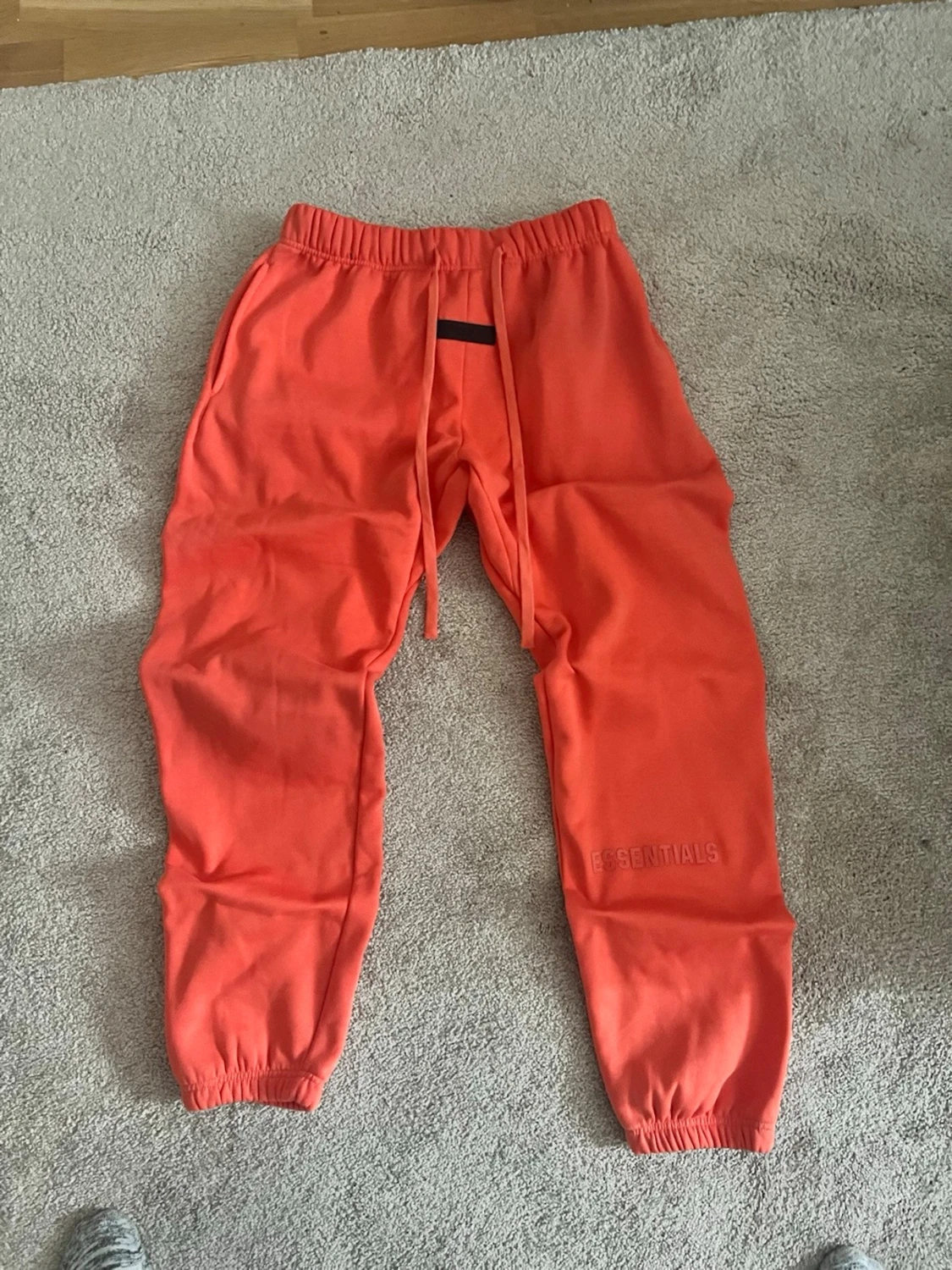 Orange mjukisbyxor från Essentials - 1