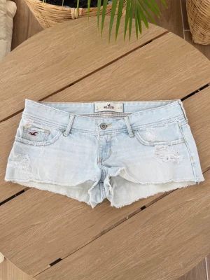 Hollister lågmidjade jeansshorts  - Storlek W27 ~ S. Rakt över midjemått: 40cm. Frakt 24h. Pris inte förhandlingsbart! 