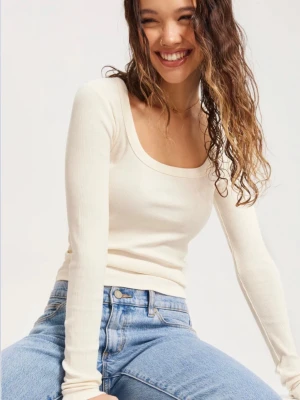 Ljus ribbad långärmad topp - Snygg ljusbeige ribbad topp med lång ärm och rundad fyrkantig urringning. Figurnära passform som sitter tight och är perfekt att styla med jeans eller kjol. Enkel och clean design utan synliga detaljer eller mönster. Stolek xxs men passar även som xs då den är stretchig