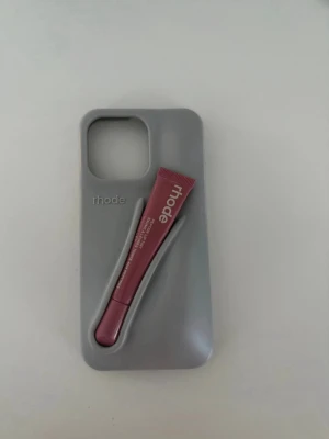 Rhode mobilskal med läppglans IPhone 14 Pro Max  - Rhode mobilskal med läppglans för  IPhone 14 Pro Max, mobil skalet är i ny skick! Läppglanset är endast prövad! Om man inte vill ha läppglanset så hör av dig bara