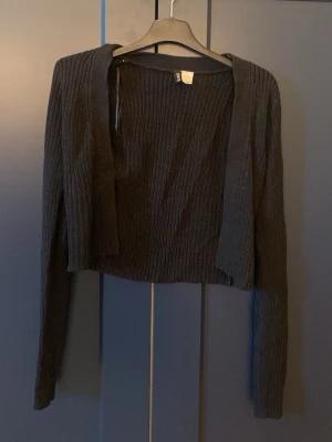 Kofta/ cover  - Säljer denna fina o gulliga koftan då den inte kommer till användning längre ❤️Den är väldigt gullig att ha med vilken topp som helst och kommer i storlek S 😍Tröjan är från H&M, skriv för mer info!!