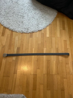 Två bälten i grått och rosa - Säljer ett Gg bälte med med silver logga aldrig använt du får även med en påse, pris kan diskuteras!