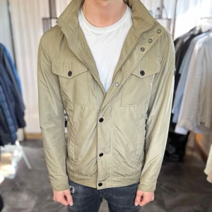 Field jacket khaki - Modell bailey - Mycket fint skick, inga defekter. Nypris ca 3000kr. Passar dig som är 180-190cm ungefär. Modellen är 185 cm, 75 kg. Alltid billigare pris vid köp av flera varor‼️🙌Svarar alltid på frågor eller funderingar! 