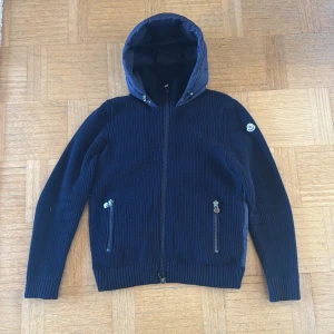 Sällsynt moncler jacka/cardigan - En riktig snygg och sällsynt moncler jacka, perfekt för både höst och vinter men även våren, skick 9/10 använd i ca två veckor, bara att skriva om du har några frågor, personen på bilder är ca 181