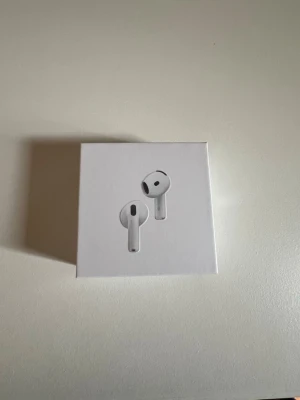 Apple AirPods 4 (oöppnade) - Helt nya och oöppnade. Köpta för ett tag sedan men jag har ett par andra och behöver ej dessa. Priset är ej hugget i sten 