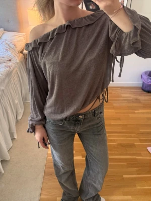 Brun offshoulder topp med volang - Så fin offshoulder topp med volanger!!😇😍😍