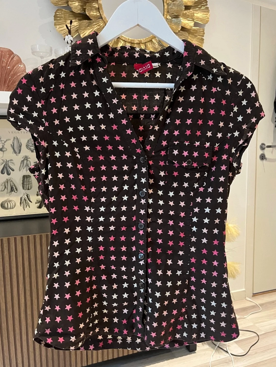 Brun blus med stjärnmönster